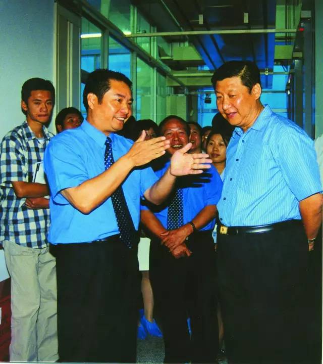 2001年10月，習近平總書記（時任福建省委副書記、省長）到中國電信福建分公司調研信息化建設。（資料圖片）