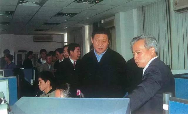 2002年3月，習(xí)近平總書記（時(shí)任福建省委副書記、省長）到福建省空間信息工程研究中心調(diào)研。（資料圖片）