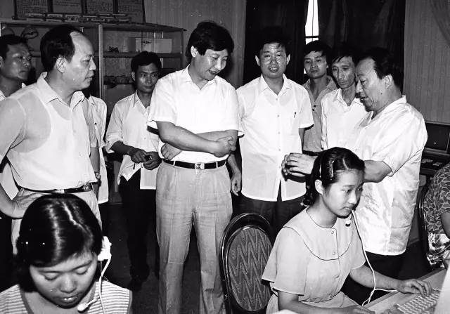 1989年夏天，習近平總書記（時任寧德地委書記）到福州調研程控電話。（資料圖片）
